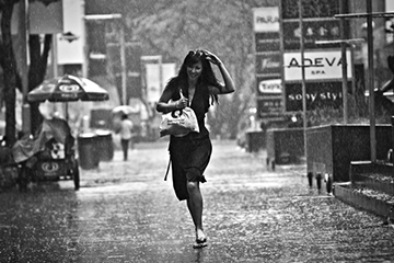 风雨中的女子，丰富而随性